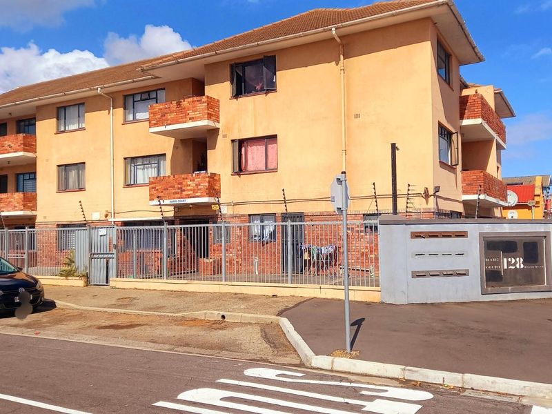 Spacious Apartment For Sale in Maitland, Cape Town - Photo 5