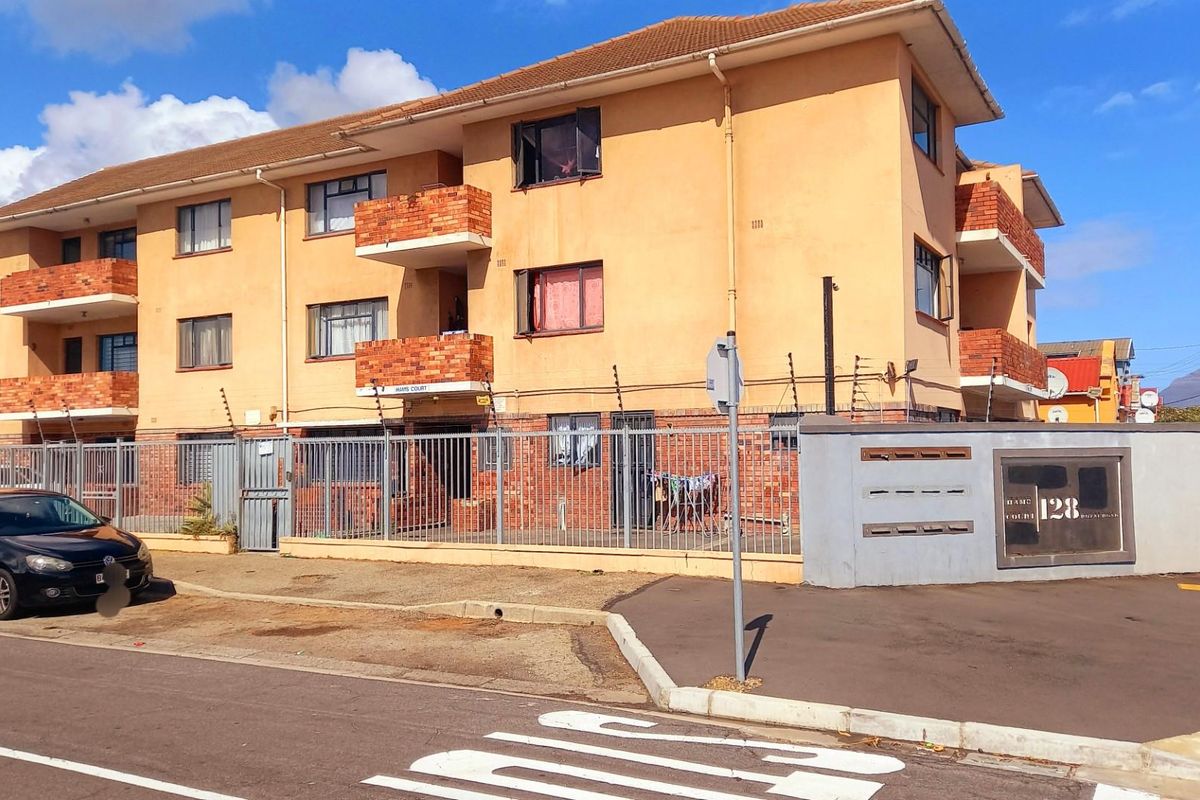 Spacious Apartment For Sale in Maitland, Cape Town - Photo 5