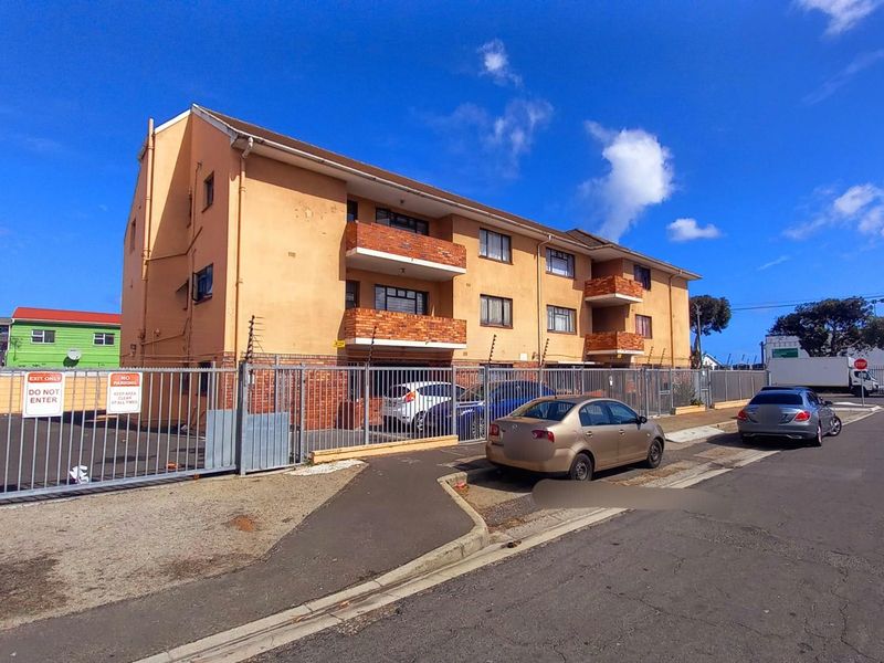 Spacious Apartment For Sale in Maitland, Cape Town - Photo 3