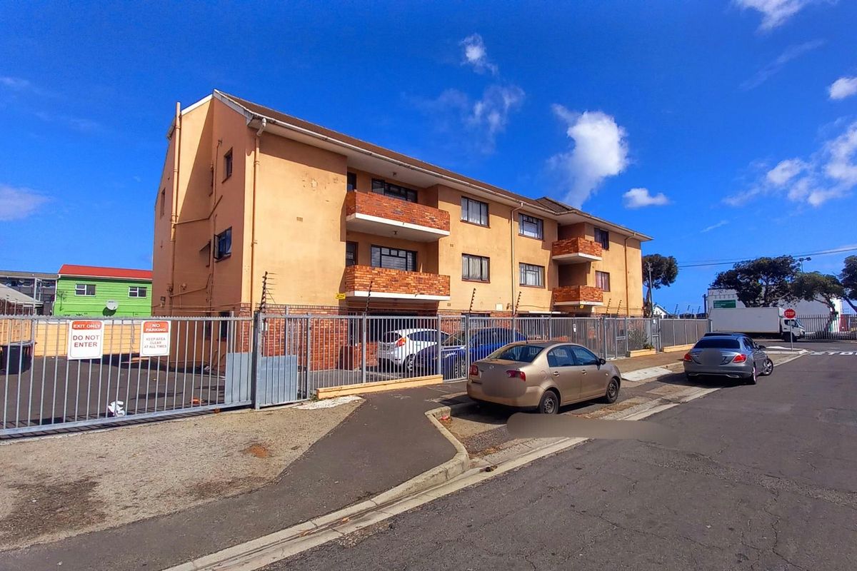 Spacious Apartment For Sale in Maitland, Cape Town - Photo 3