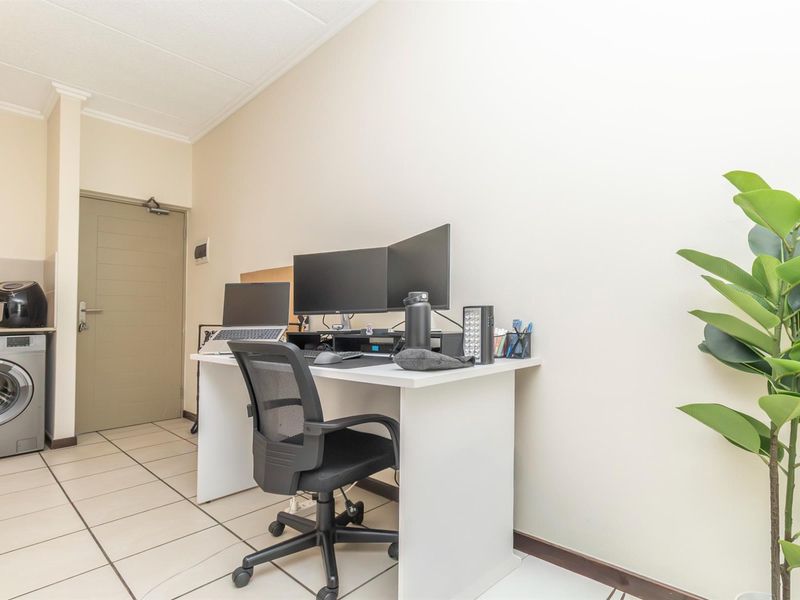 Charming 1 Bedroom Apartment in Bryanston for Sale - Photo 6