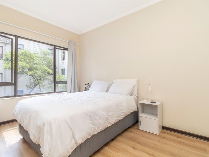 Charming 1 Bedroom Apartment in Bryanston for Sale - Photo 3