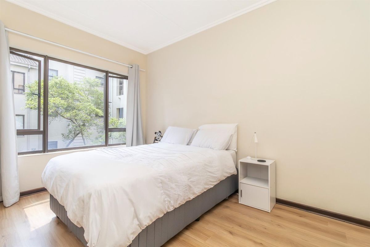 Charming 1 Bedroom Apartment in Bryanston for Sale - Photo 3