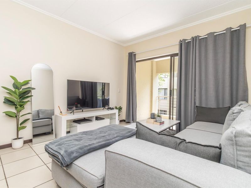 Charming 1 Bedroom Apartment in Bryanston for Sale - Photo 10
