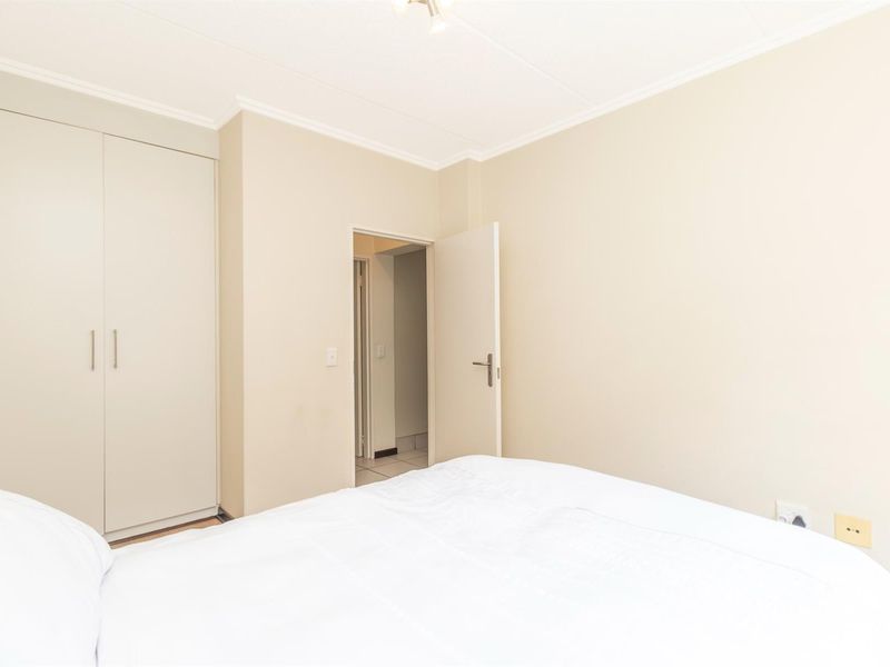 Charming 1 Bedroom Apartment in Bryanston for Sale - Photo 9