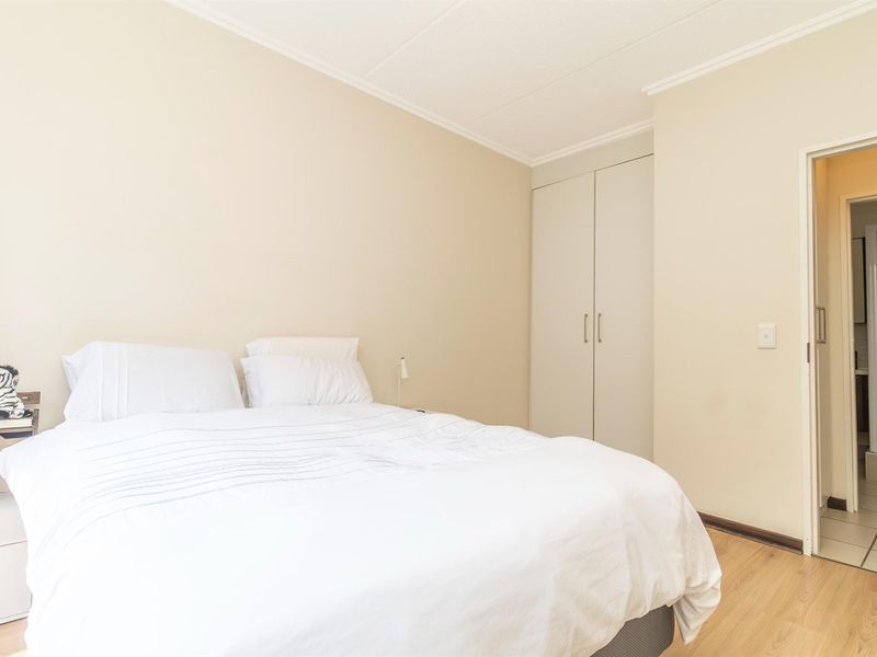 Charming 1 Bedroom Apartment in Bryanston for Sale - Photo 8