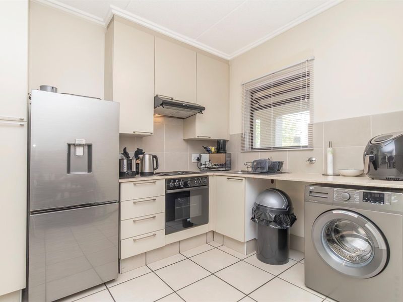 Charming 1 Bedroom Apartment in Bryanston for Sale - Photo 7