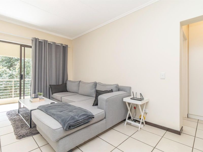 Charming 1 Bedroom Apartment in Bryanston for Sale - Photo 4
