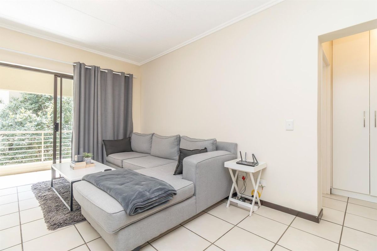 Charming 1 Bedroom Apartment in Bryanston for Sale - Photo 4