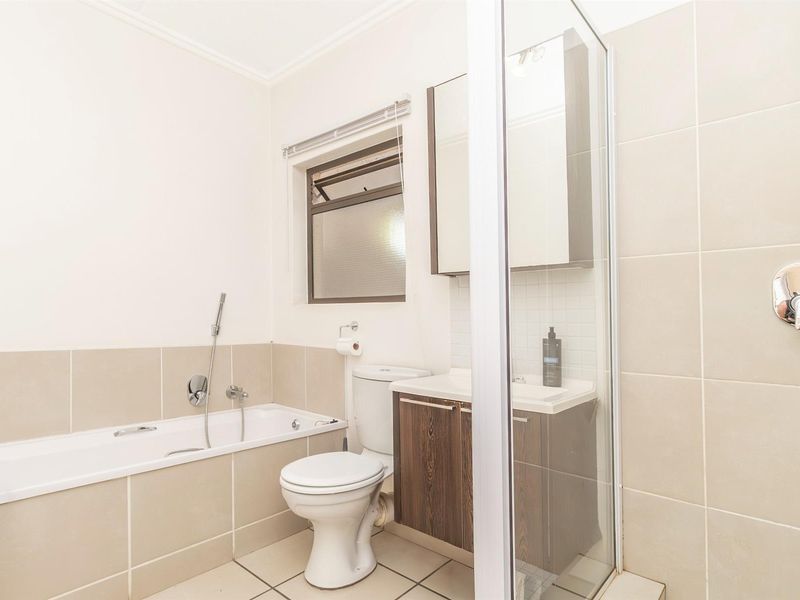 Charming 1 Bedroom Apartment in Bryanston for Sale - Photo 5