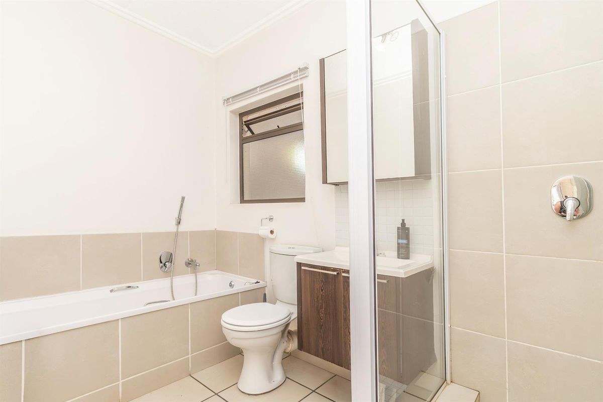 Charming 1 Bedroom Apartment in Bryanston for Sale - Photo 5