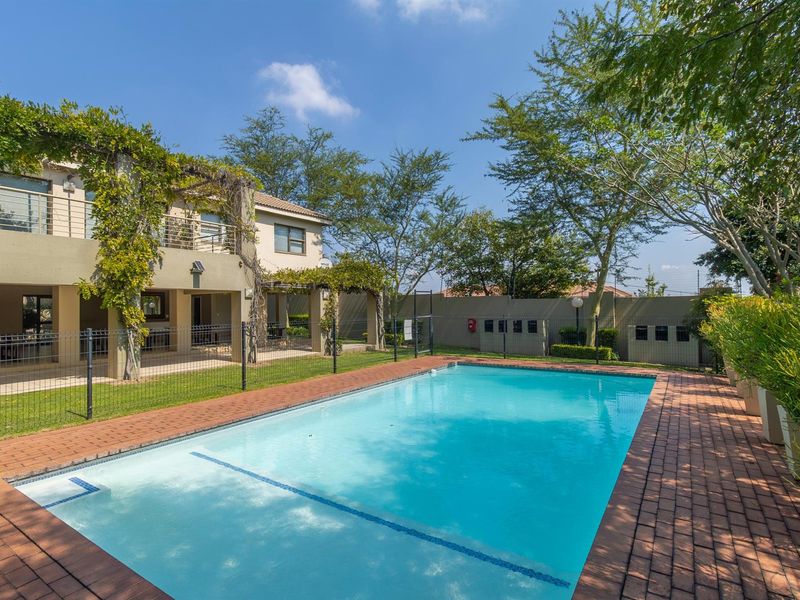 Charming 1 Bedroom Apartment in Bryanston for Sale - Photo 2