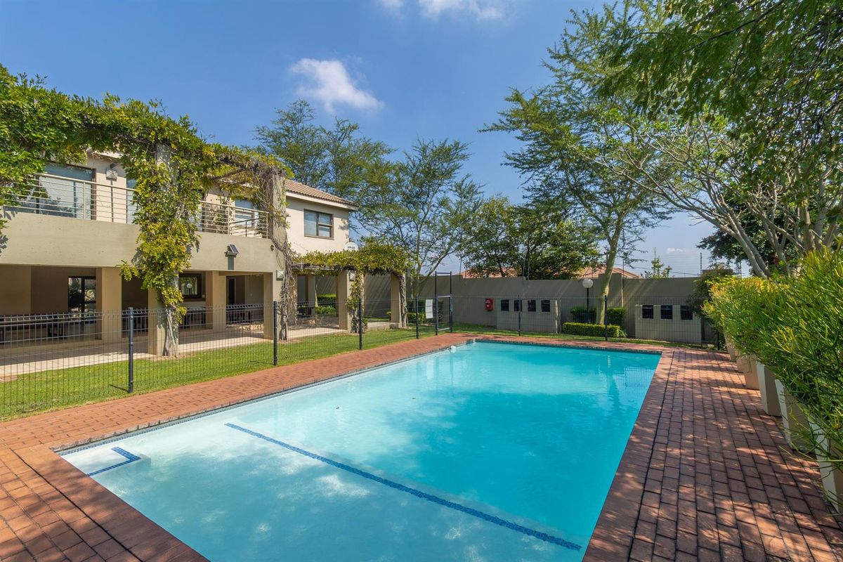 Charming 1 Bedroom Apartment in Bryanston for Sale - Photo 2
