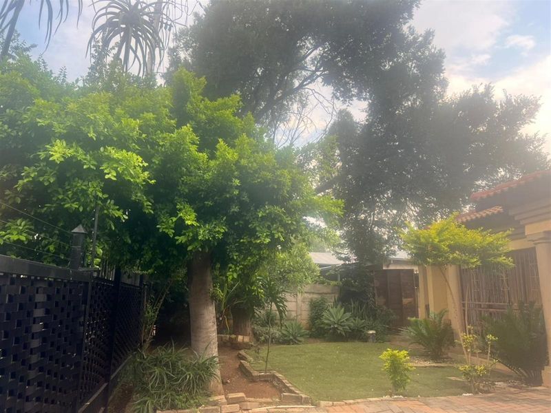 4 Bedroom House For Sale in East Lynne, Pretoria - Photo 4