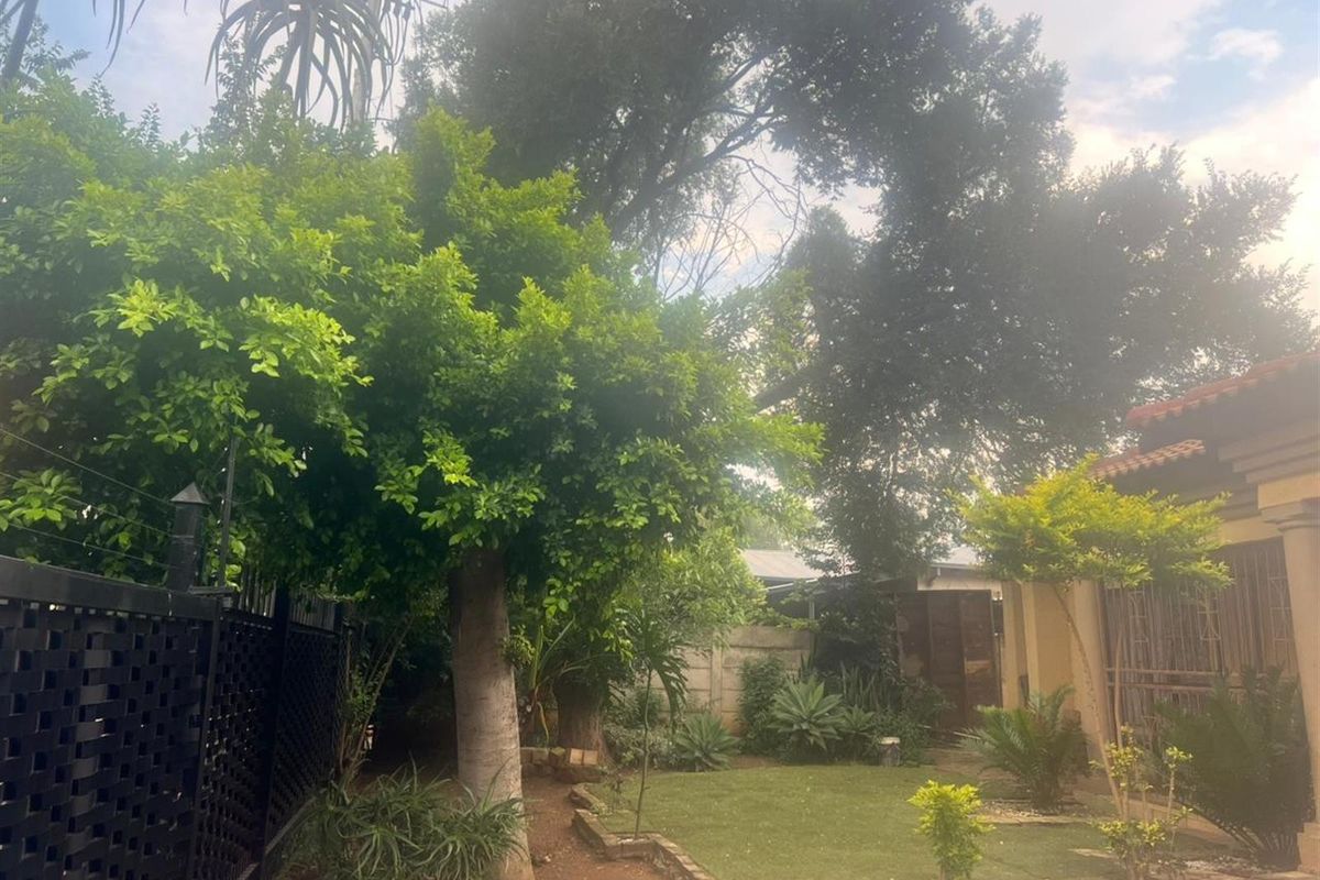 4 Bedroom House For Sale in East Lynne, Pretoria - Photo 4