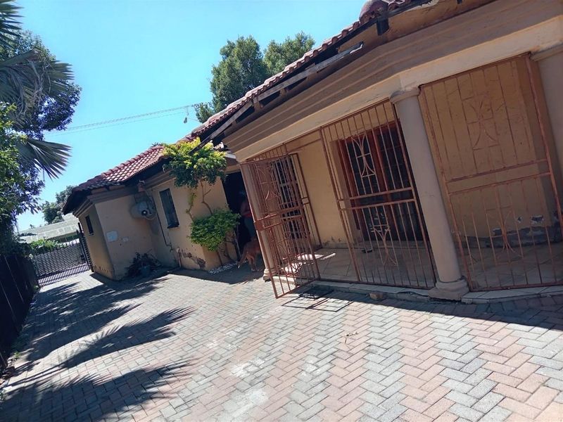 4 Bedroom House For Sale in East Lynne, Pretoria - Photo 2