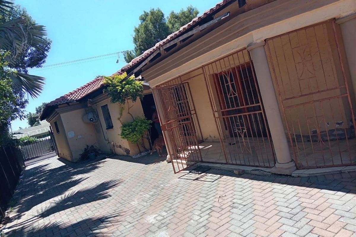 4 Bedroom House For Sale in East Lynne, Pretoria - Photo 2