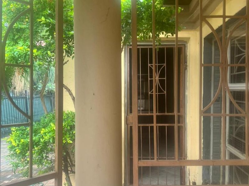 4 Bedroom House For Sale in East Lynne, Pretoria - Photo 5