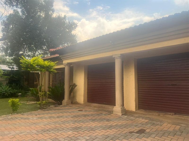 4 Bedroom House For Sale in East Lynne, Pretoria - Photo 3