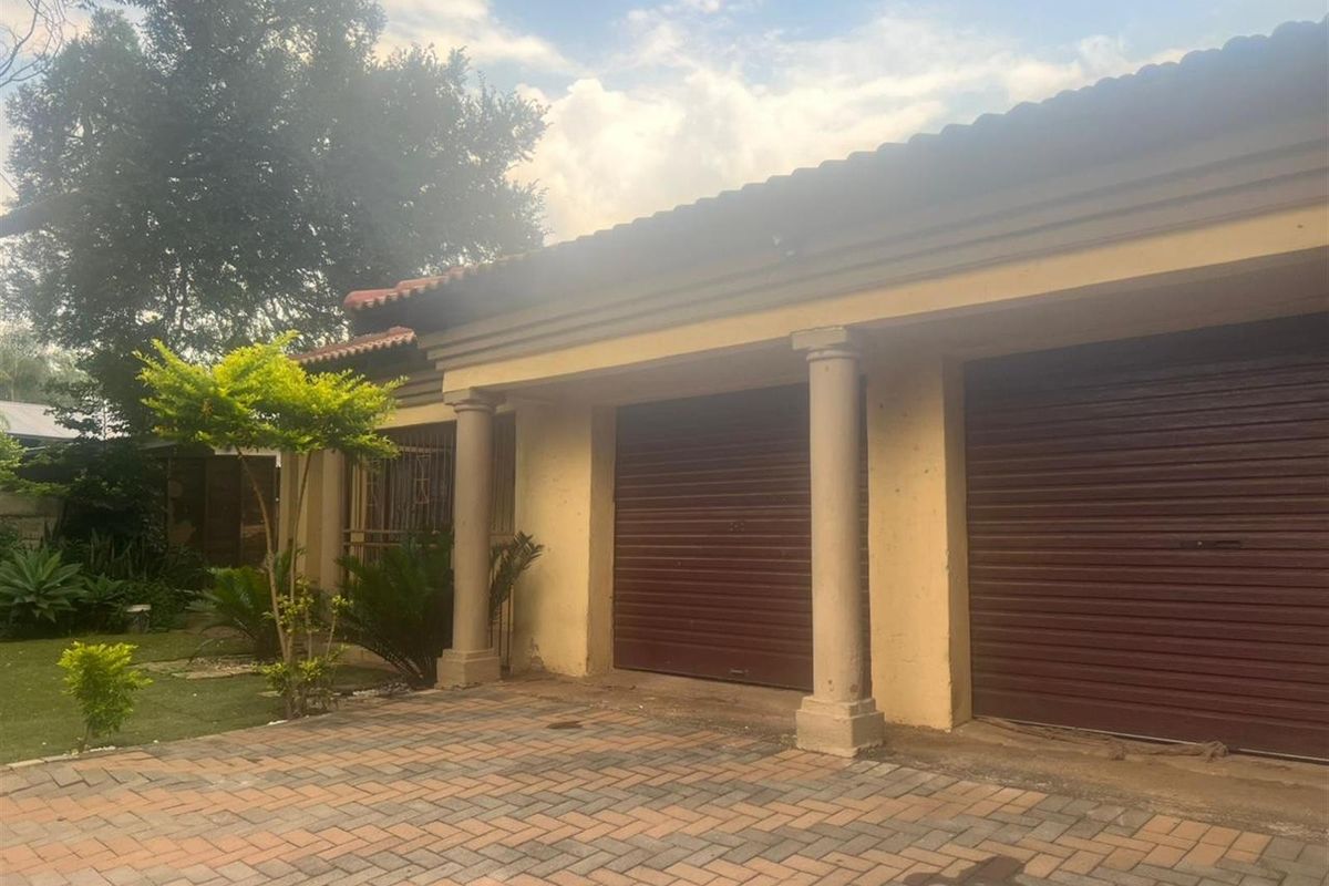 4 Bedroom House For Sale in East Lynne, Pretoria - Photo 3