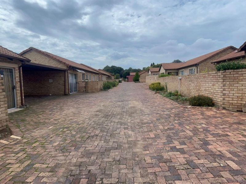 Charming 2-Bedroom Townhouse For Sale in Sasolburg Central, Sasolburg - Photo 2