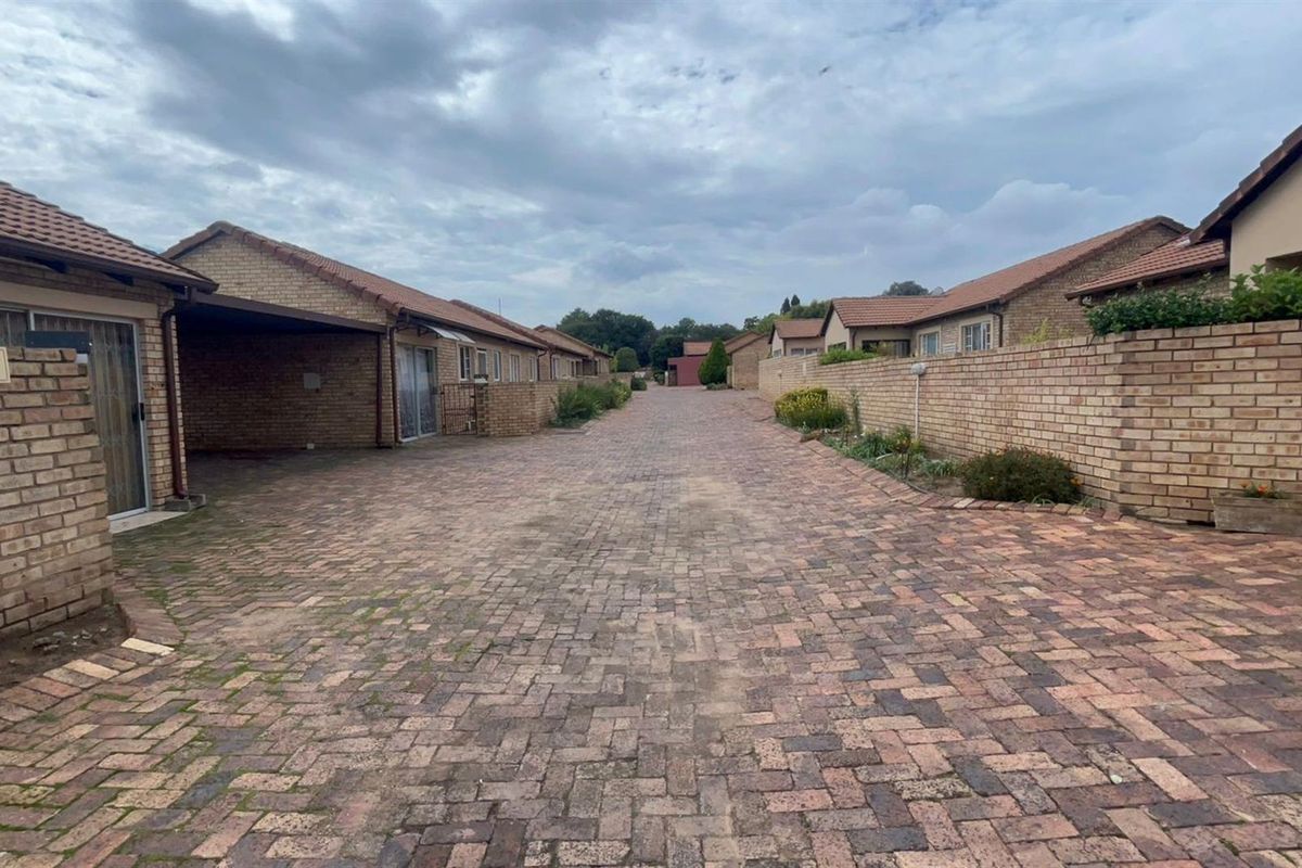 Charming 2-Bedroom Townhouse For Sale in Sasolburg Central, Sasolburg - Photo 2