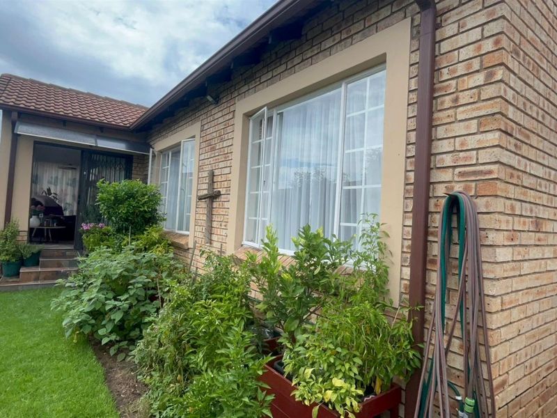 Charming 2-Bedroom Townhouse For Sale in Sasolburg Central, Sasolburg - Photo 3