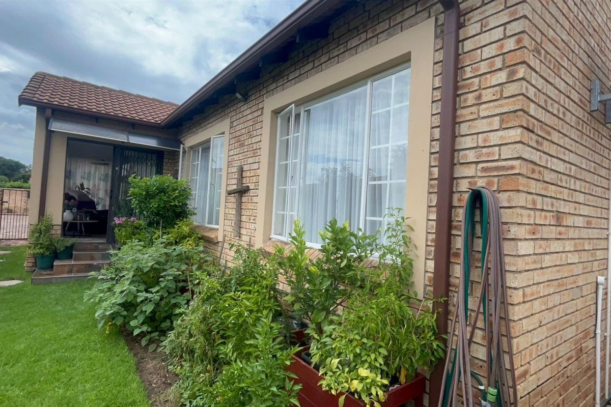 Charming 2-Bedroom Townhouse For Sale in Sasolburg Central, Sasolburg - Photo 3