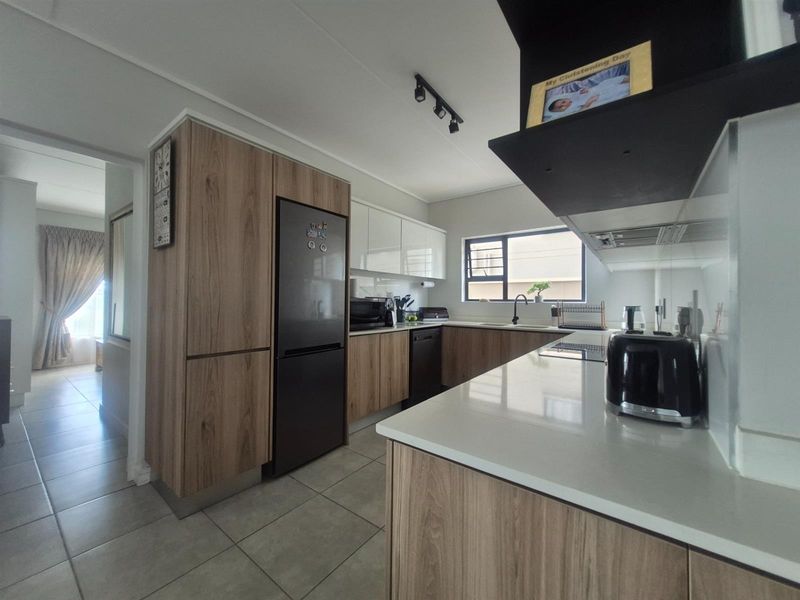 Luxury 3 Bedroom Apartment for sale in Munyaka with Park Views - No Transfer Duty - Photo 8