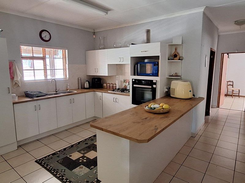 House UNDER OFFER in Riversdale - Photo 8