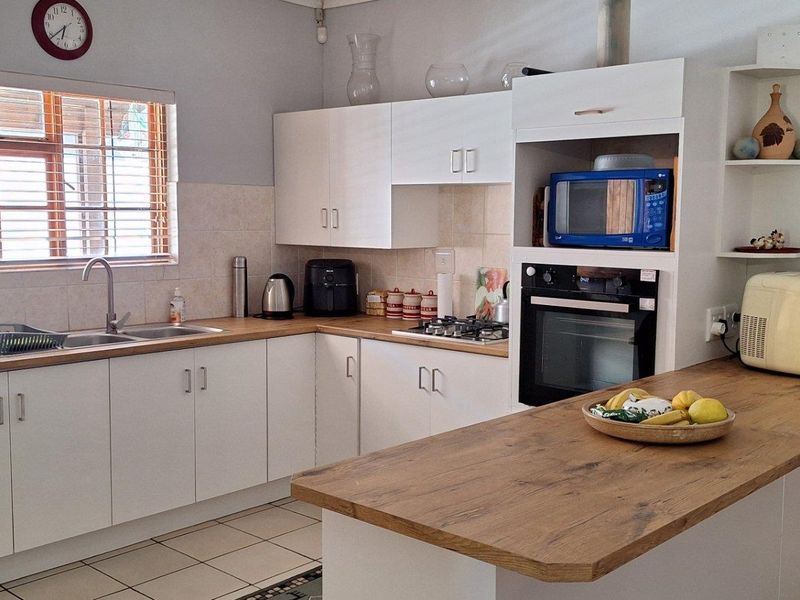 House UNDER OFFER in Riversdale - Photo 9