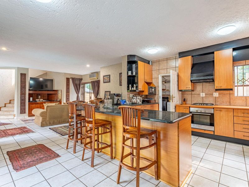 The Perfect Extended Family Home - 5 Bedrooms, Borehole and Timeless Charm in Kyalami Estate - Photo 9