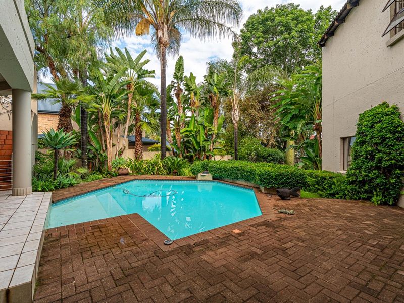 The Perfect Extended Family Home - 5 Bedrooms, Borehole and Timeless Charm in Kyalami Estate - Photo 2