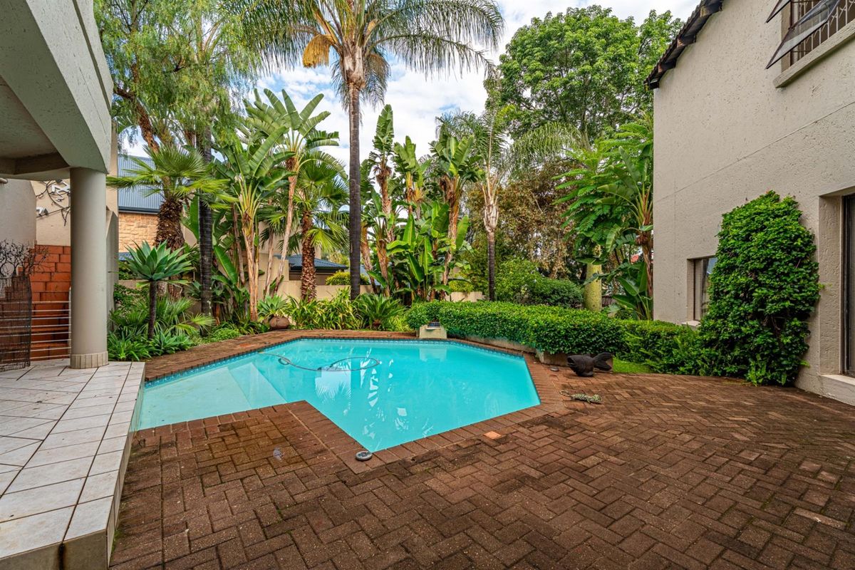 The Perfect Extended Family Home - 5 Bedrooms, Borehole and Timeless Charm in Kyalami Estate - Photo 2