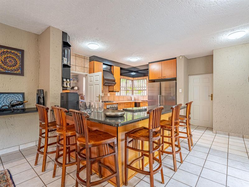 The Perfect Extended Family Home - 5 Bedrooms, Borehole and Timeless Charm in Kyalami Estate - Photo 10