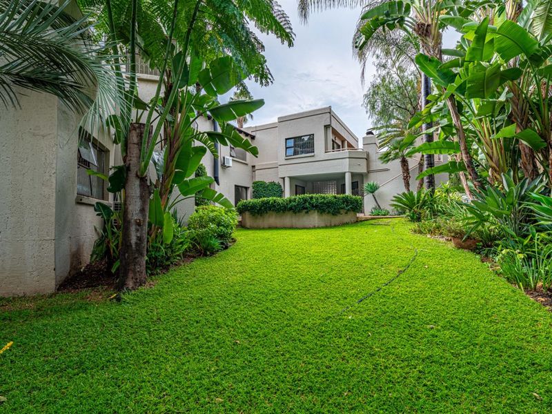 The Perfect Extended Family Home - 5 Bedrooms, Borehole and Timeless Charm in Kyalami Estate - Photo 4