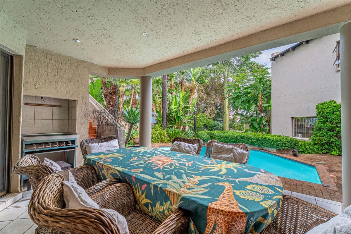 The Perfect Extended Family Home - 5 Bedrooms, Borehole and Timeless Charm in Kyalami Estate - Photo 3