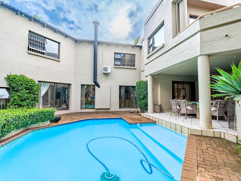 The Perfect Extended Family Home - 5 Bedrooms, Borehole and Timeless Charm in Kyalami Estate - Photo 1