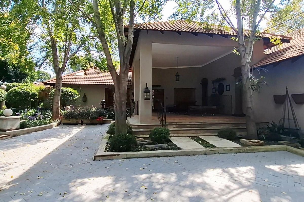 Space, style, and serious entertaining-this Gholfsig gem has it all. - Photo 2