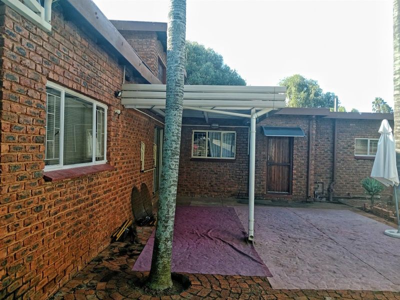 Spacious Family Home with a Swimming Pool To Rent in Dorandia, Pretoria - Photo 3
