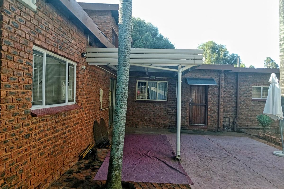 Spacious Family Home with a Swimming Pool To Rent in Dorandia, Pretoria - Photo 3