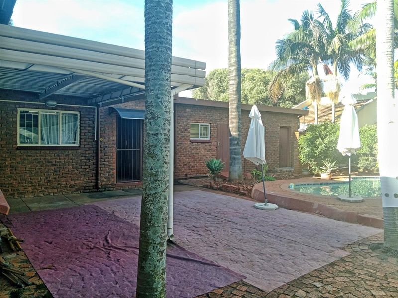 Spacious Family Home with a Swimming Pool To Rent in Dorandia, Pretoria - Photo 2