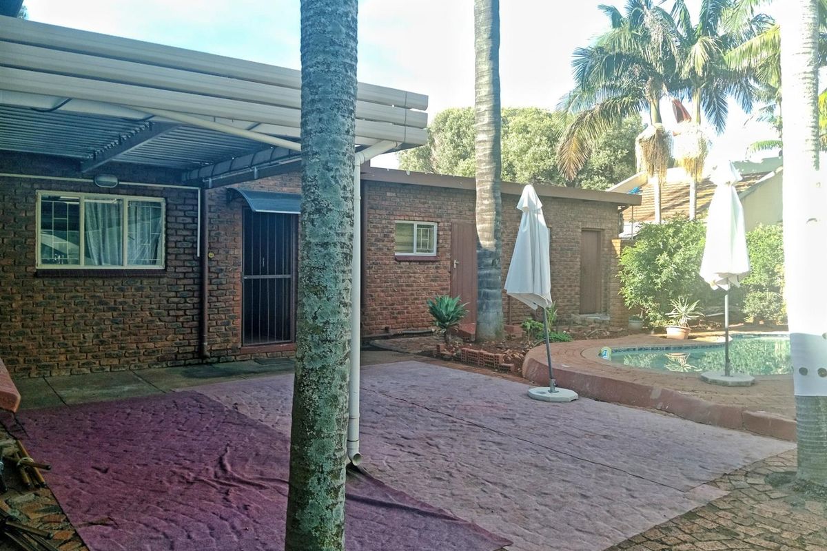 Spacious Family Home with a Swimming Pool To Rent in Dorandia, Pretoria - Photo 2