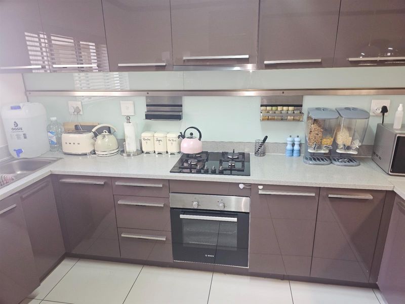 Immaculate 3 Bed 2 Bathroom Ground Floor Unit with Communal Pool in prestigious complex in Carlswald - Photo 5