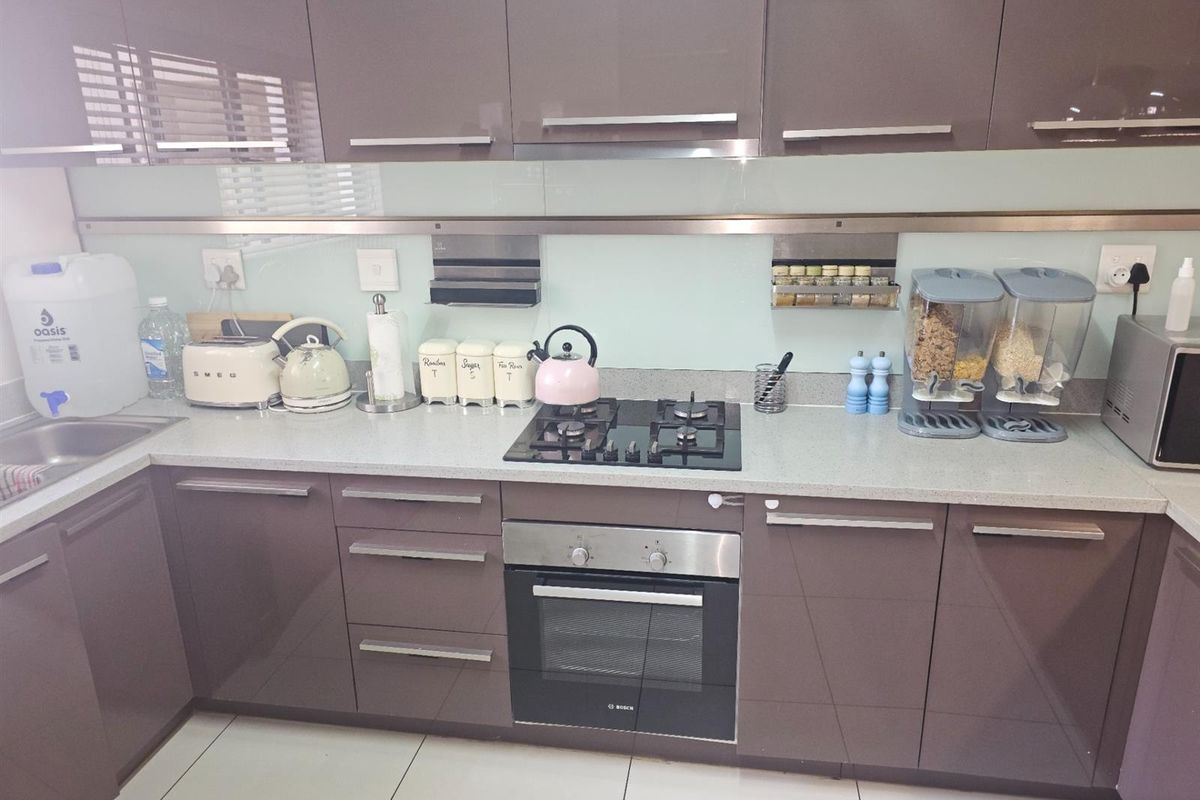 Immaculate 3 Bed 2 Bathroom Ground Floor Unit with Communal Pool in prestigious complex in Carlswald - Photo 5