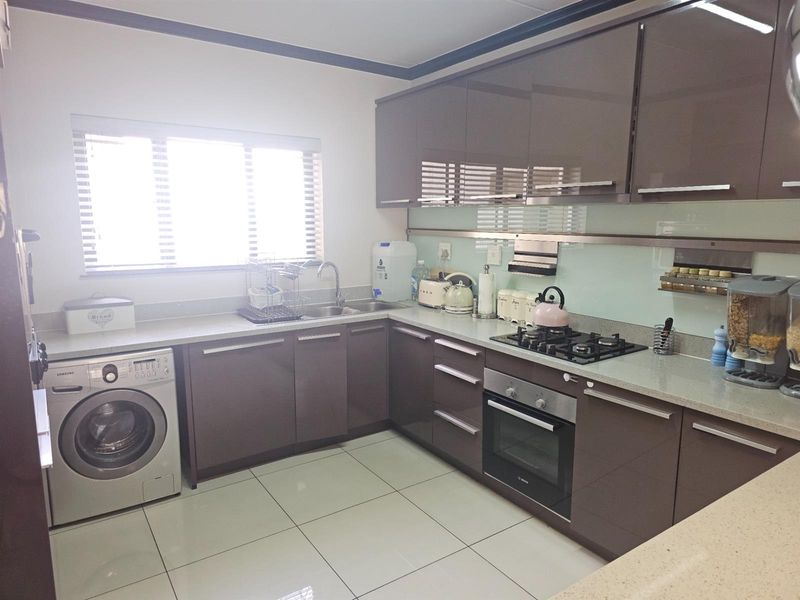 Immaculate 3 Bed 2 Bathroom Ground Floor Unit with Communal Pool in prestigious complex in Carlswald - Photo 4