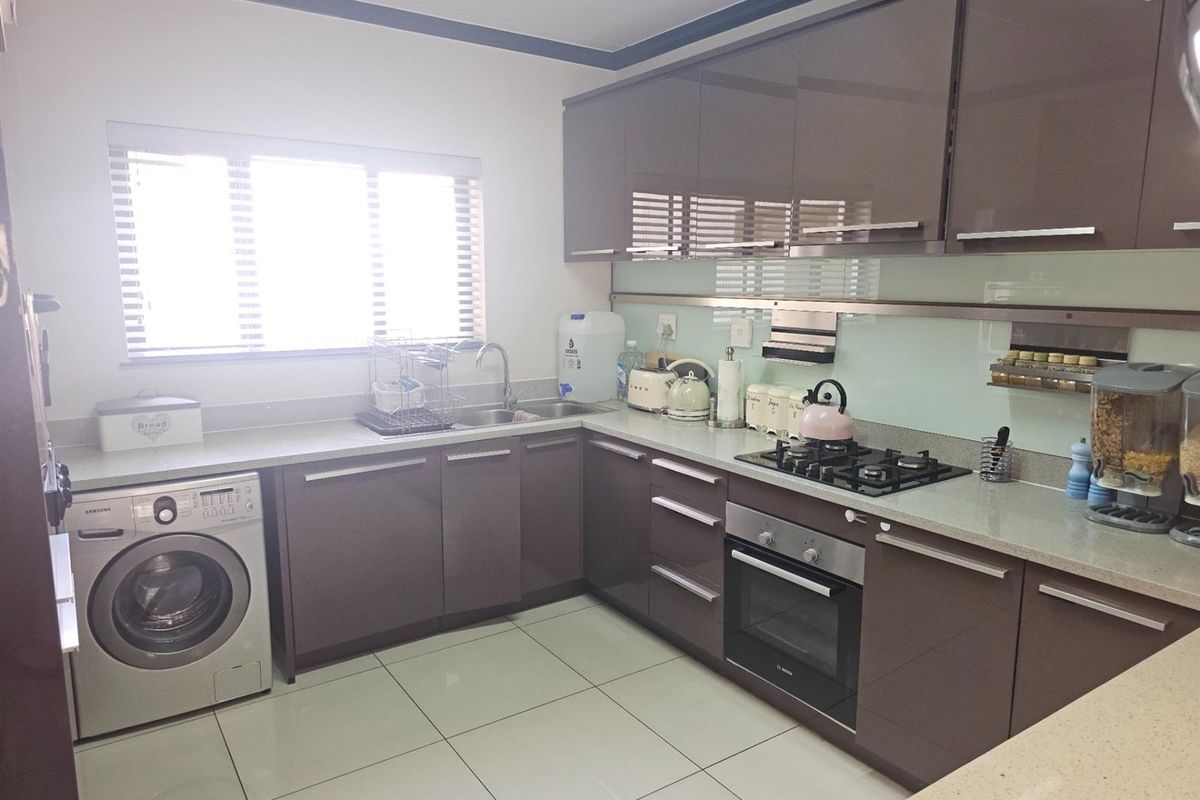 Immaculate 3 Bed 2 Bathroom Ground Floor Unit with Communal Pool in prestigious complex in Carlswald - Photo 4