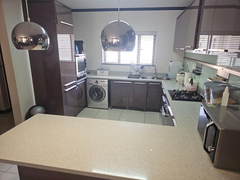 Immaculate 3 Bed 2 Bathroom Ground Floor Unit with Communal Pool in prestigious complex in Carlswald - Photo 3