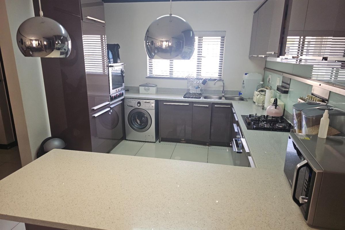 Immaculate 3 Bed 2 Bathroom Ground Floor Unit with Communal Pool in prestigious complex in Carlswald - Photo 3