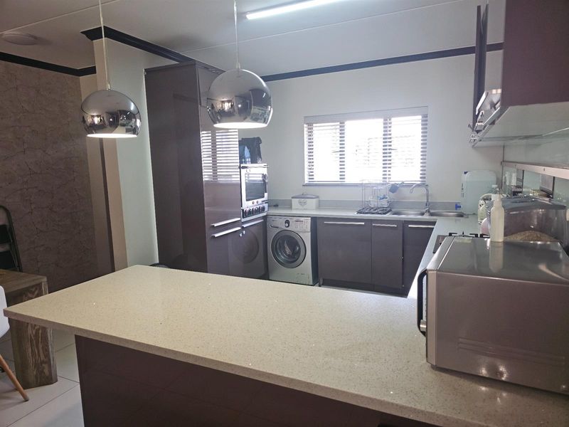 Immaculate 3 Bed 2 Bathroom Ground Floor Unit with Communal Pool in prestigious complex in Carlswald - Photo 2